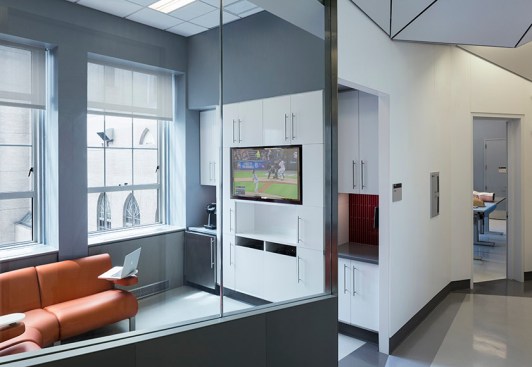 A+bright+lounge+provides+a+comfortable+breakout+space+to+gather.