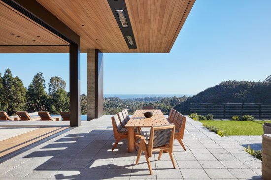 Pebble and stone surfaces further embrace the nearby mountains resulting in material palette that is modern, yet warm.