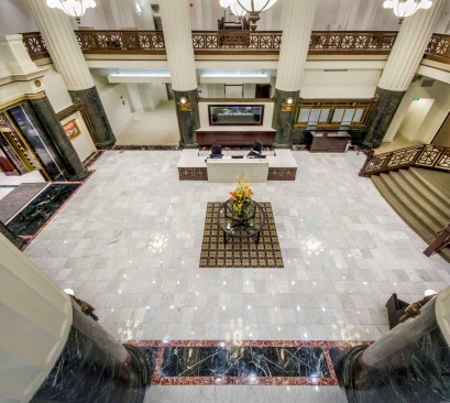 Barnes+%26+Thornburg+Lobby+Renovation%2c+Indianapolis%2c+Ind.%2c+by+Schmidt+Associates