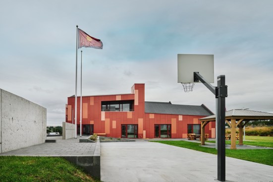 The facetted shape, characteristic roofscape and distinct colour makes the building stand out from the surroundings as a focus point and local landmark
