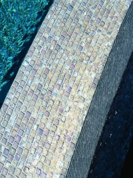 Oceanside Fleet Blue Glasstile and iridescent finish glasstiles contrast and shimmer in the California sunshine. 