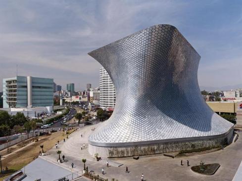 Museo Soumaya and the neighboring plaza.