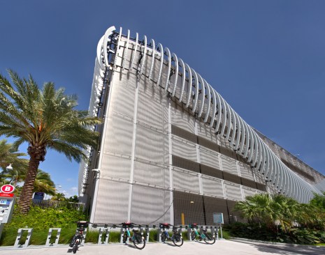 The fifth level of the upscale parking garage includes an observation
deck with views of the Intracoastal Waterway, restrooms, landscaping, shade structures and utilities.