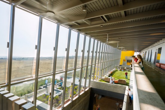 The+project+responds+to+its+proximity+to+the+ocean+by+highlighting+its+direct+relationship+with+views+and+incorporating+the+ocean+climate+into+its+building+functions.+The+landscaped+roof+blurs+the+edge+of+the+building+and+the+nature+preserve+adjacent+to+the+site.+