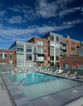 Oronoco+Waterfront+Residences%2c+Alexandria%2c+Virginia%2c+outdoor+pool%2c+bathhouse+and+kitchen