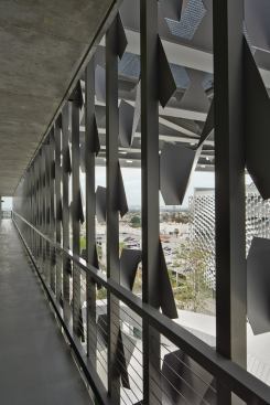 Screens provide shade and privacy for the dorm rooms. They are composed of 17 different folded components made out of triple-coated aluminum. The Morphosis team worked closely with the A. Zahner Co. in Kansas City, Mo., on the fabrication. The company used 3D models to produce the exact curvatures of Mayne’s design and then shipped the panels to the site.