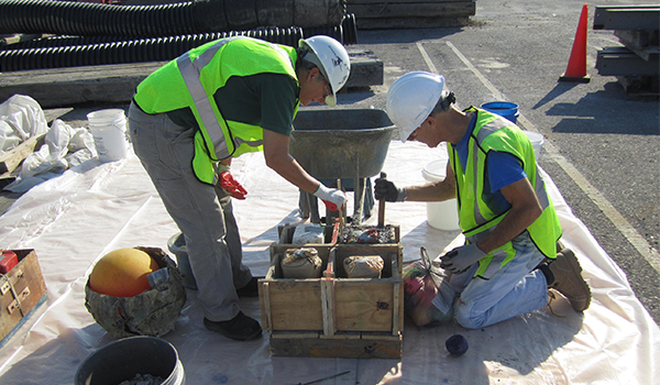 Skanska’s ERT team using waste concrete to make oyster boxes for the
Elizabeth River.