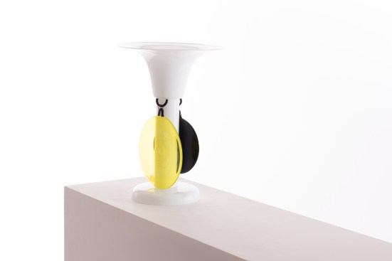 Ettore Sottsass designed the Sapho cup with Murano, Italy–based glass manufacturer Toso Vetri d’Arte, for the Memphis Group in 1986. This piece is estimated to sell for €3,000 to €5,000 ($3,463 to $5,771).