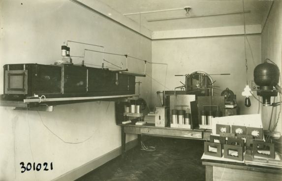 Figure 12: Apparatus room at Franz Max Osswald’s applied acoustics laboratory at ETH Zurich, 1930 (Image Archive, ETH Library Zurich, http://doi.org/10.3932/ethz-a-000986421).