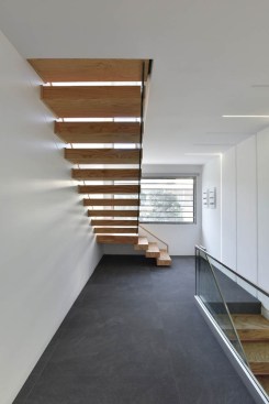 Varesh Building / Arel Architects Group