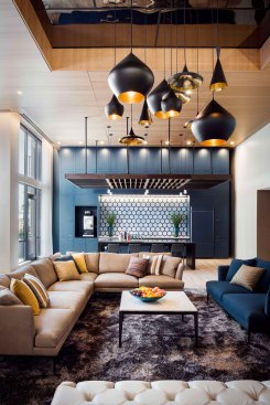 On the second level, residents can enjoy another sophisticated, warm lounge that features refined natural elements that recall the ocean and its light.