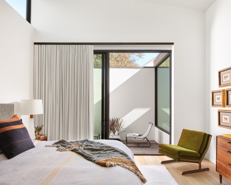 Owners' Bedroom, Inverse House by Matt Fajkus Architecture