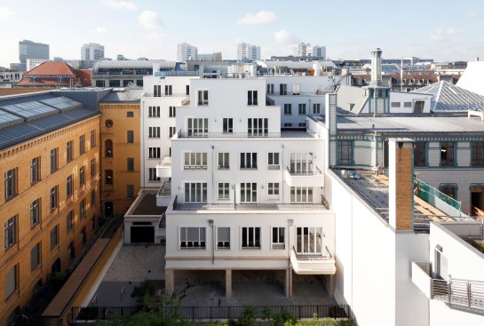 +The+fa%c3%a7ade+of+the+courtyard