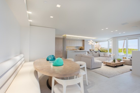 Dining Table: Van Rossum 
Dining Chairs’ Textile: Great Plains by Holly Hunt