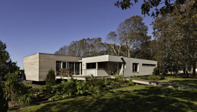 The house is composed of two parallel bars