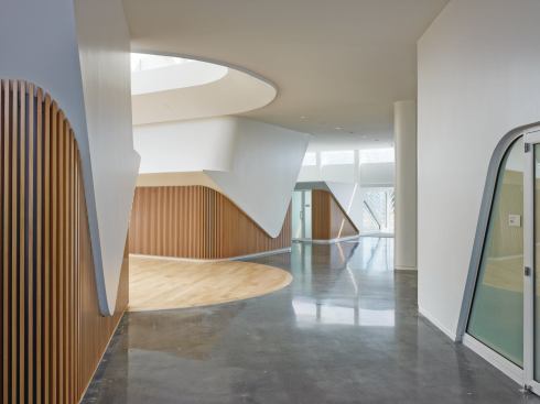 The 160,000-square-foot signature building houses 26 teaching labs and classrooms as well as offices and an amphitheater. 