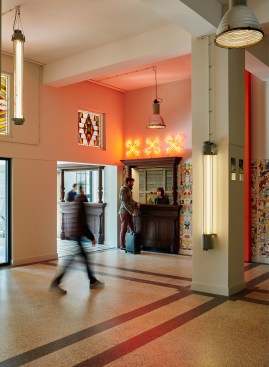 The reception desks are marked by a neon sign of three crossing keys – a tongue-in-cheek reference to both Amsterdam’s coat of arms and its red light district, along with vertically mounted black rhino industrial fixtures from Blom & Blom.