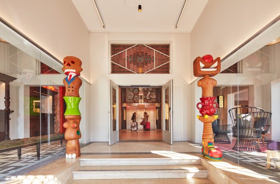 The lobby features an original marble staircase and stained glass transom, and ceramic and wood totem sculptures by local Dutch artist Hans van Bentem.