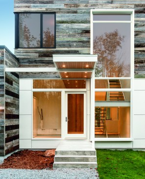 This Gatineau Hills home creates a beautiful balance between modern and natural. The natural house design embraces its earthy surroundings, while opening the door to a contemporary aesthetic. The open ground floor, with its interconnected spaces and floor-to-ceiling windows, allows sunlight to flow through uninterrupted, showcasing the beauty of the natural light as it varies throughout the day and by season.