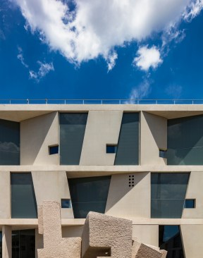 Detail of the Glassell School of Art facade by Steven Holl Architects, south elevation. Song of Strength (1966) by Eduardo Chillida, foreground.