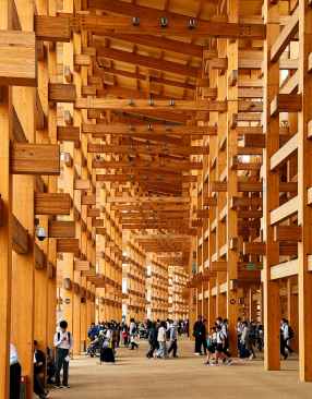 The Grand Ring is constructed using a fusion of modern construction methods and traditional Nuki joints, such as those used in the construction of Japanese shrines and temples. It serves as the main route of visitor traffic around the Expo site, and offers visitors a comfortable space sheltered from the wind, rain, and sunlight.