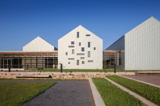 An abstract arrangement of windows on one of the western façades was designed to honor Tubman's religious beliefs.