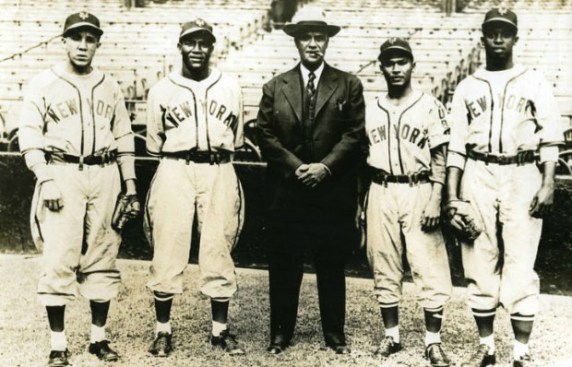 The New York Cubans pose at Hinchliffe Stadium