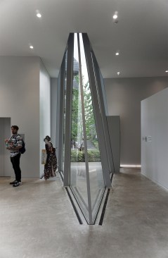 Curtain wall aperture on the ground floor
