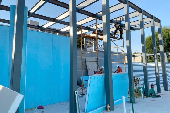 Erecting the structural insulated panels, Hospital La Margarita by Kainsa, Puebla, Mexico