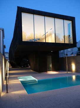 Light fixtures from Viabizzuno illuminate both the interior and the site.