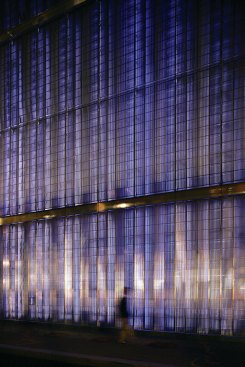 7 World Trade Center, New York (2003–06)The tower’s 82-foot-high podium wall at its base is composed of a double-layer stainless steel screen and conceals Con Edison transformers. The screen’s prismatic wires catch light during the day, and at night interact with LED lighting.