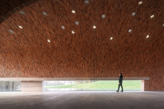 The museum features more than six brick vaults that vary in size and curvature based on the traditional form of the kiln.