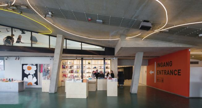 The renovation integrated the museum shop into the entry sequence.