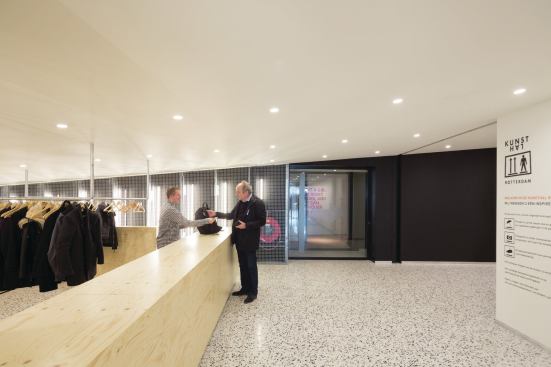 Visitors can stop by the cloakroom before entering the exhibition halls and auditorium.