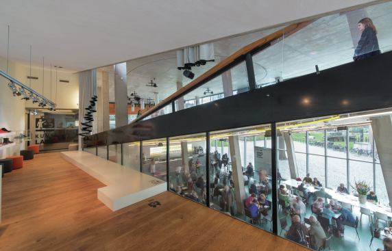 Glass partitions inserted between public spaces and the circulation ramps enable zone conditioning.