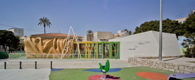 The structure was designed as three parts (r to l): the “head” (kitchen), “body” (seating area), and “tail” (entry pavilion). A pair of bent steel beams complete the allusion to a cricket.