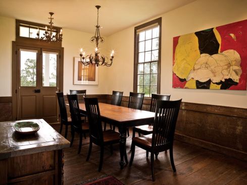 The dining room of this 1797 side-hall Federal-style house also functions as a circulation space.