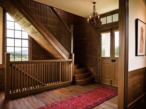 Glass left the original interior woodwork unpainted in order to clearly delineate the difference between the old and the new.