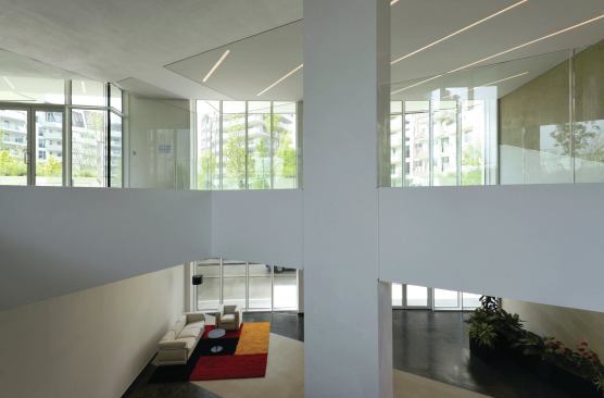 A double-height lobby in the Libeskind residences allows for access from both the lower roadway—sunken to avoid cluttering the site with vehicular traffic—and the landscaped courtyard above.