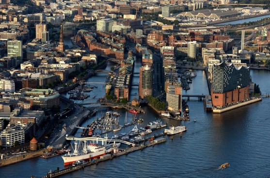 Hamburg ; LUFTBILD Baustelle Elbphilharmonie , Hafen , HafenCity