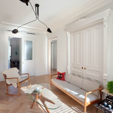 The renovated living room features Nethermead oak floors from Madera and Cloud White paint from Benjamin Moore. Where historic woodwork either didn’t exist before or couldn’t be salvaged, the architects used simple, light wood trim to differentiate between old and new. 