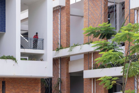 A courtyard at Nyarugenge District Hospital illustrates the use of facade planters in an integrated trellis structure, and climbing vines help shade the building, enhancing passive cooling, and increasing privacy.