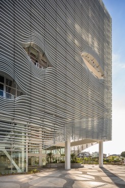 West&nbsp;fa&ccedil;ade and entrance