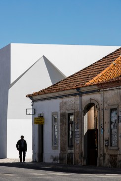 Meeting center in context of historic Grândola