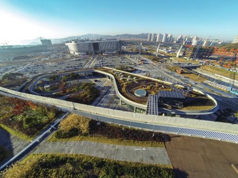 Infrastructure at street level is complemented by a parallel system of footpaths and gathering areas on the landscaped roofs of the government complex. 