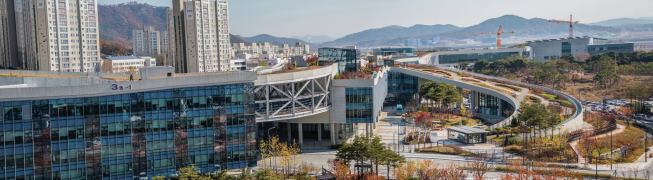 The six-story height limit within the city center allows the structure’s green roof to slope down to the ground in a pedestrian-friendly incline.