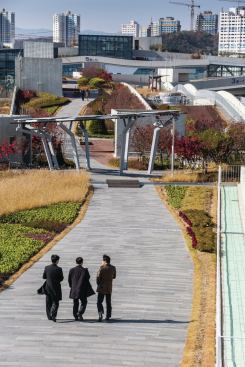 The miles of footpaths are reminiscent of New York’s High Line, with additional structures, outcroppings, and viewing platforms interspersed among the pavers and plantings.