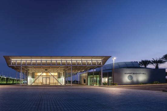 The north end of the complex also provides the public entry for visitors arriving by car, which, in Newport Beach, is most of them. The council chamber volume (at right) is enclosed by a curving roof that offers both sunshading and wayfinding. “This civic center happens in a really suburban context,” says Steven Chaitow, AIA, principal and project manager for Bohlin Cywinski Jackson. “We needed something that announces the civic center to people driving by at 60 miles per hour.” 