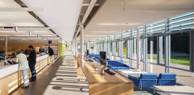 Inside the City Hall volume, natural light penetrates deep into the floor plate—one of many strategies that were employed to help the complex achieve a LEED Gold rating, exceeding the city’s LEED Silver requirement. 