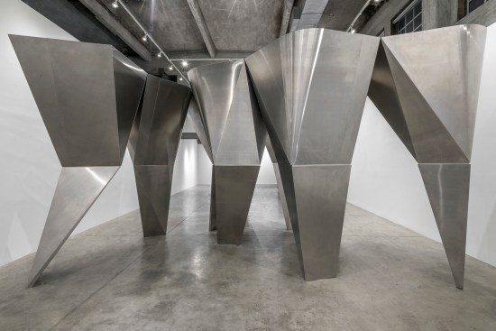 The âEn Pointeâ installation at the SCI-Arc Gallery features top-heavy, faceted columns that lean on each other for support and create a cohesive massing.